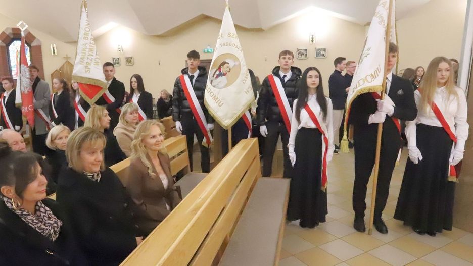 Msza święta na 120 - lecie IV Liceum Ogólnokształcącego w Radomiu zgromadziła uczniów, nauczycieli, absolwentów oraz zaproszonych gości.