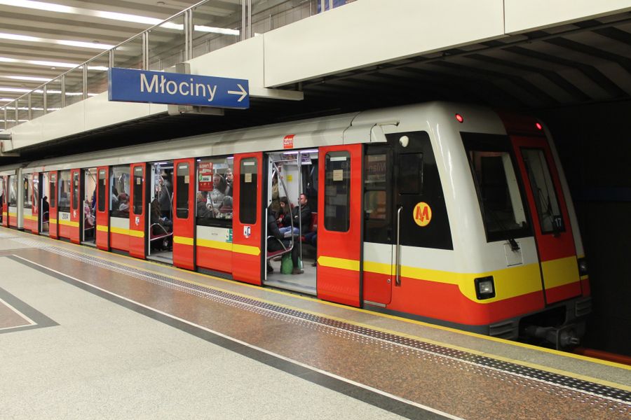 Metro – utrudnienia ruchu w Warszawie. Policja interweniuje w metrze. Sprawdź, które stacje zostały zamknięte