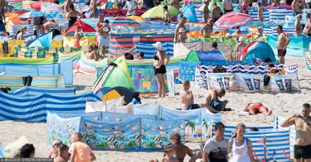 Co irytuje Polaków podczas wakacji? Parawany spadły z podium. Oto lista nowych "koszmarków"