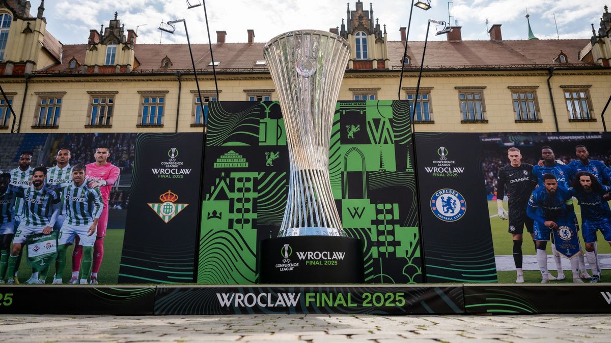 Getty Images / Mateusz Slodkowski - UEFA / Na zdjęciu: puchar Ligi Konferencji