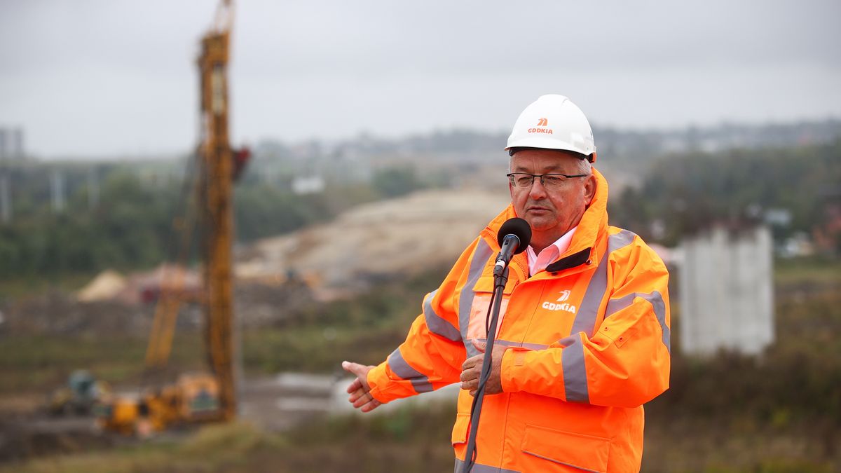 Kraków, 09.10.2023. Minister infrastruktury Andrzej Adamczyk podczas konferencji prasowej w okolicy budowanego węzła Mistrzejowice w Krakowie, 9 bm. Konferencja dot. budowy drogi ekspresowej S7, a także drogi S52 (Północnej Obwodnicy Krakowa). (mr) PAP/Łukasz Gągulski