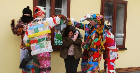 Lany Poniedziałek. Jakie są kary za oblewanie wodą?