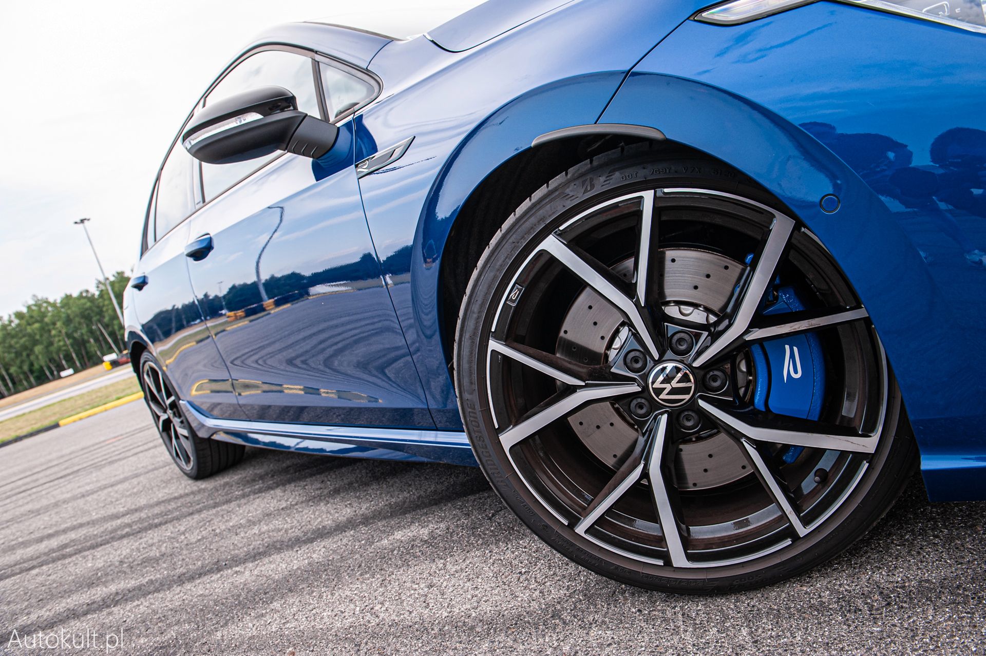 Volkswagen Golf R (2022) vs Ford Focus RS (2017)