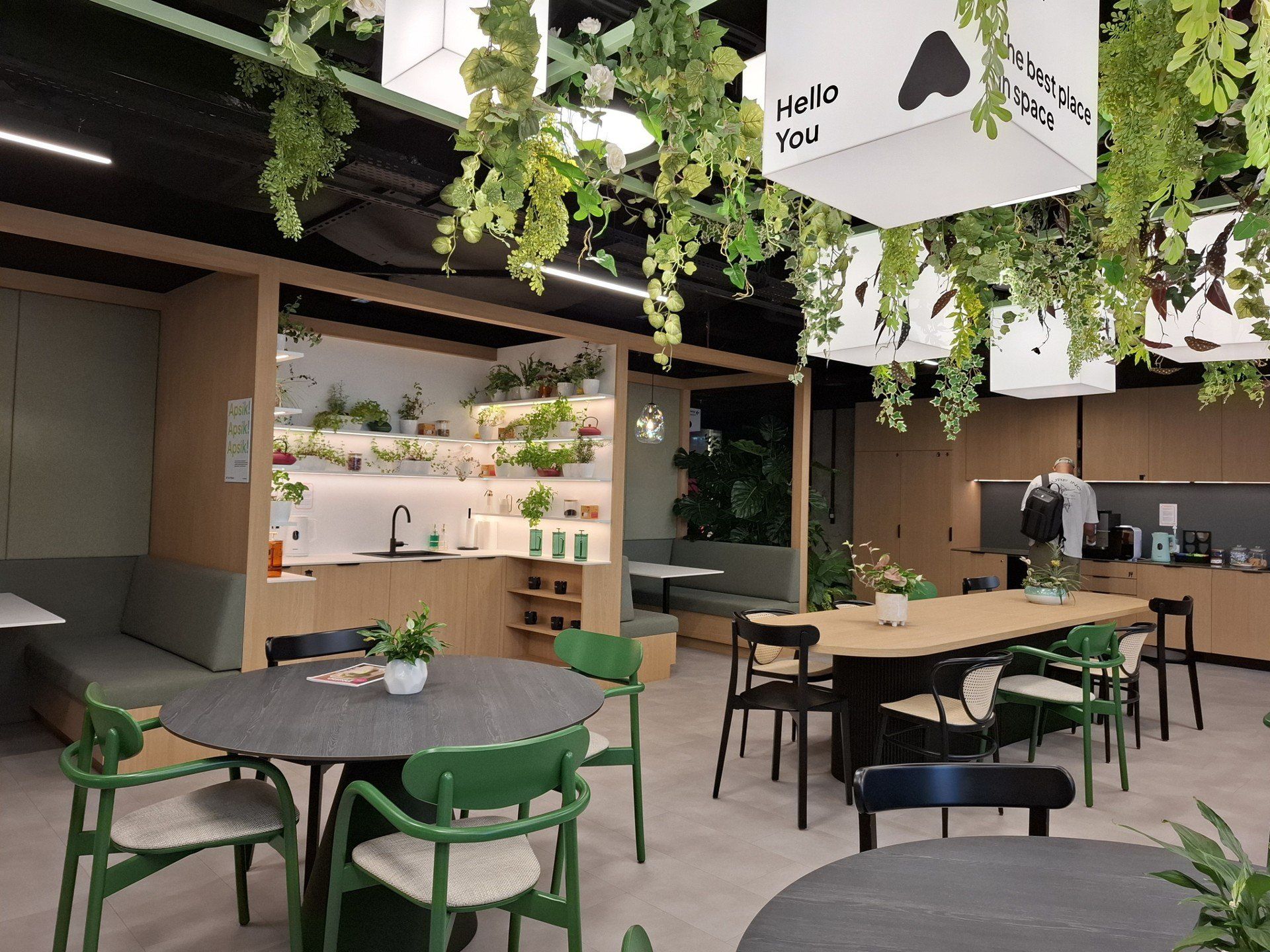 Renoma we Wrocławiu - ikona modernizmu w nowej odsłonie - nowoczesne biura Ace of Space, centrum handlowe i miejsce spotkań.