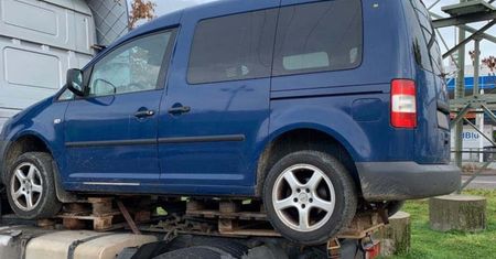 Wiózł caddy'ego na podeście ciągnika. Niemiecką policję zawiadomił świadek