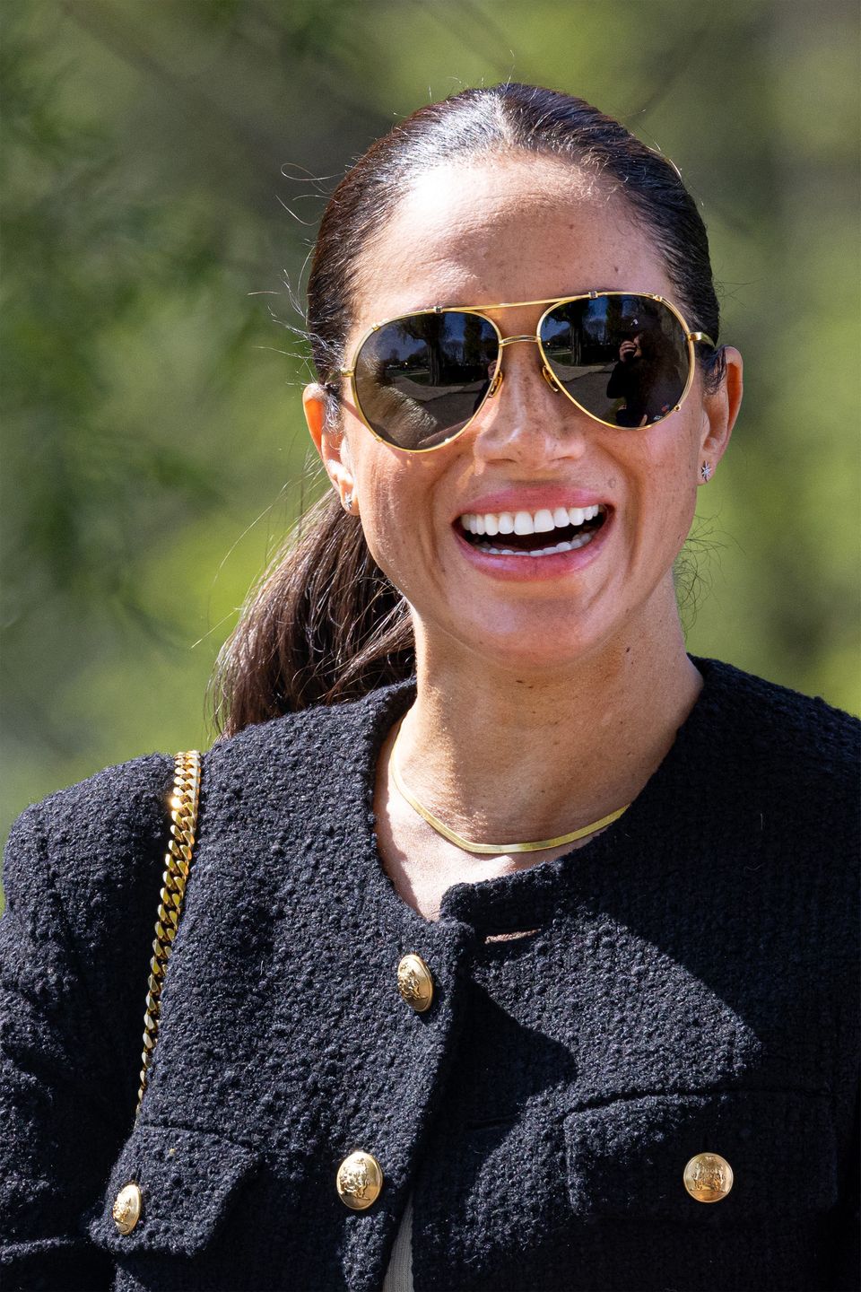 Meghan Markle szczerzy zęby przed kamerami Netfliksa na zawodach sportowych