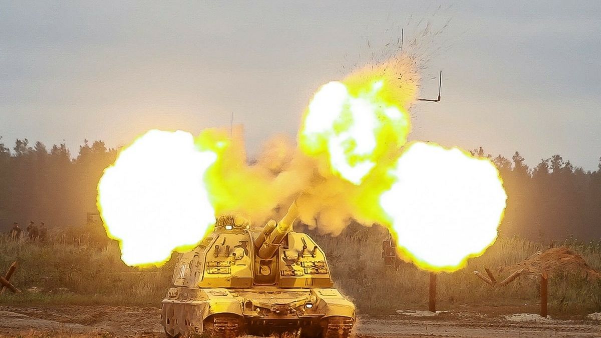 Manewry wojskowe ZAPAD 2021
The Russian Federation and Belarus???s military carry out their biannual joint strategic exercise (JSE) on training grounds across the two countries and in the Baltic Sea from from 10 to 16 September 2021.  In total, up to 200 thousand personnel, about 80 aircraft and helicopters to 760 units of military equipment, including 290 tanks, 240 guns, multiple rocket launchers and mortars, as well as up to 15 ships, and the world???s largest hovercraft, the Zubr-Class LCAC, are taking part in the JSE Zapad-2021 exercises.  In one drill, military personnel stormed ashore in a war game near Kaliningrad, close to the Russian border with the European Union. Russia's President Vladimir Putin attended military exercises held at the Mulino range in the Nizhny Novgorod Oblast (region) in his role as commander-in-chief of Russia's armed forces.   The Russian government has announced that its forces will not all return to their military bases until mid-October.     The major drills and an announcement of closer ties between Russia and Belarus have worried Ukrainian government officials, due to their border with both countries and the hostile relations between Ukraine and Russia since the annexation of Crimea in 2014.  Where: Mulino, Russian Federation When: 14 Sep 2021 Credit: CC/4.0/mil.ru/Cover-Images.com  **Editorial Use Only**