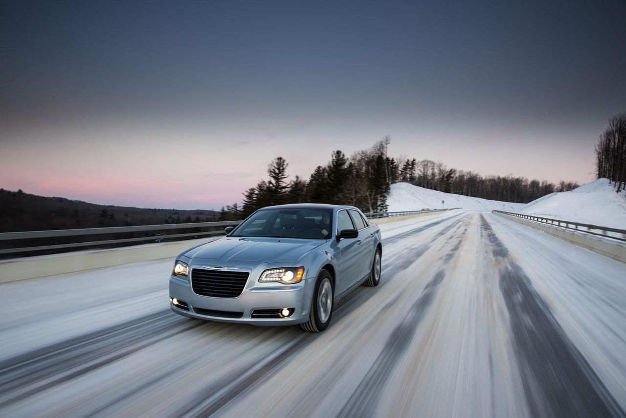 2013 Chrysler 300 Glacier Edition - lodowiec na kołach [wideo]