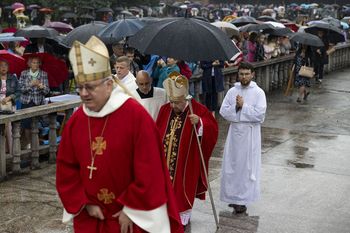 Kraków: Tradycyjny odpust w Mogile w strugach deszczu. Aura nie przestraszyła wiernych i właścicieli odpustowych kramów