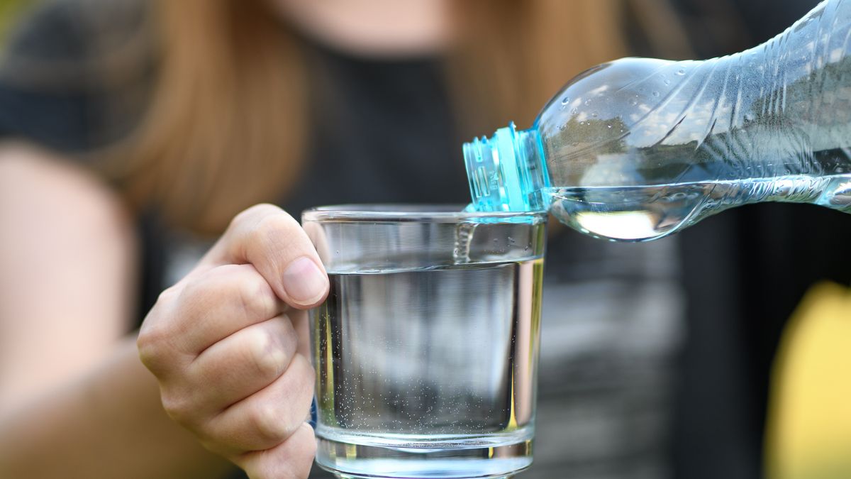 Woda niskozmineralizowana w plastikowej butelce