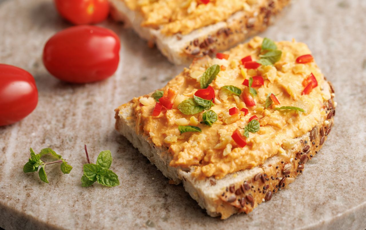 Wysokobiałkowa pasta z ciecierzycy w 5 minut. Znika szybciej niż wędlina