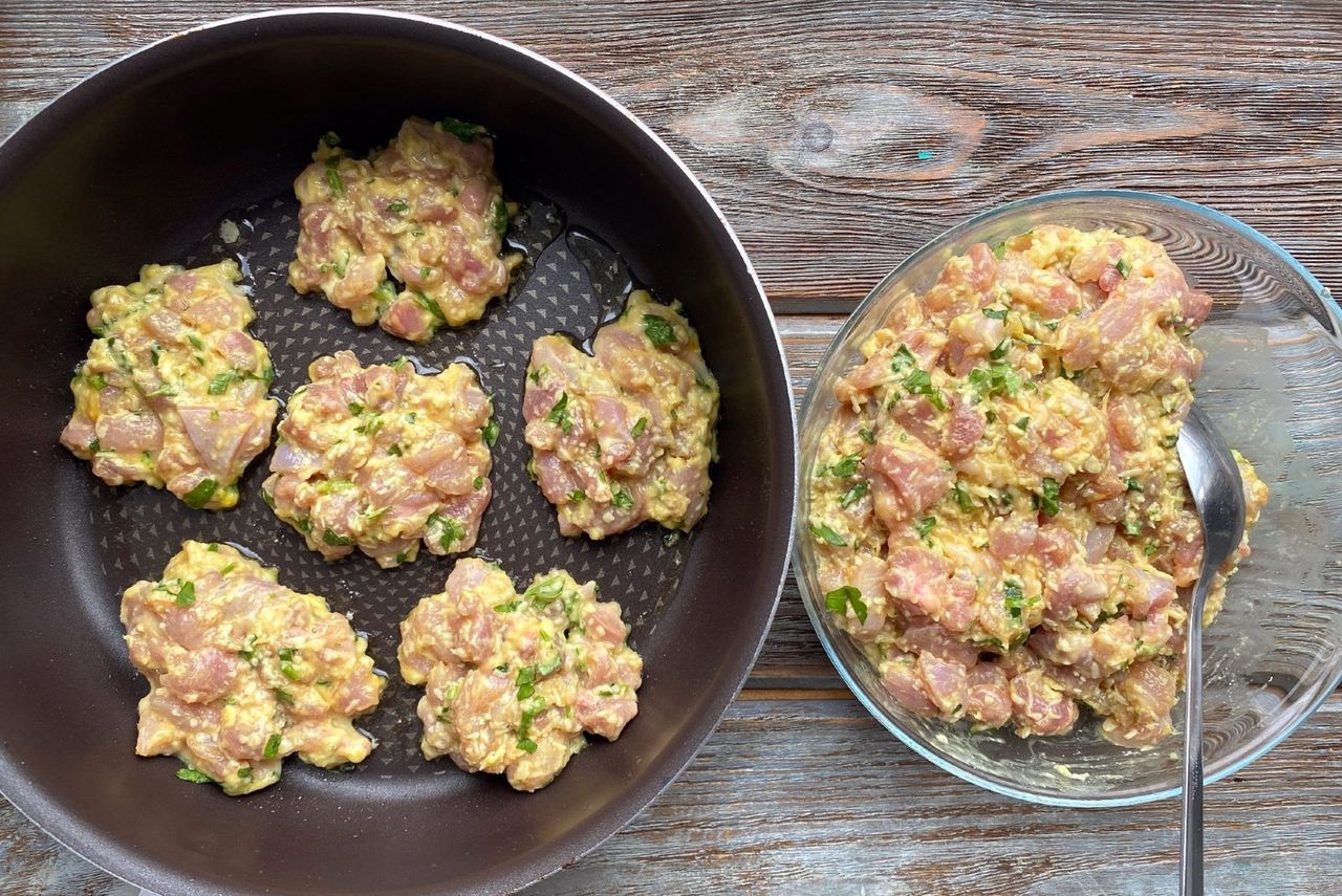 Frühlingshähnchen: Leichte Schnitzel mit Kräuter-Trick
