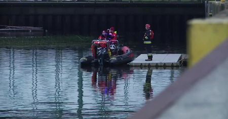 Wywrócony ponton na Wiśle, obok wędki. Wznowili poszukiwania zaginionego mężczyzny