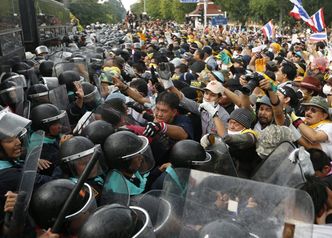 Protesty w Tajlandii. Demonstranci wdarli się na teren kwatery głównej armii