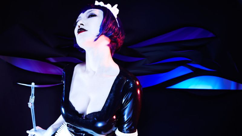 Perwersyjna Omi Gibson w skórze i krwi 1