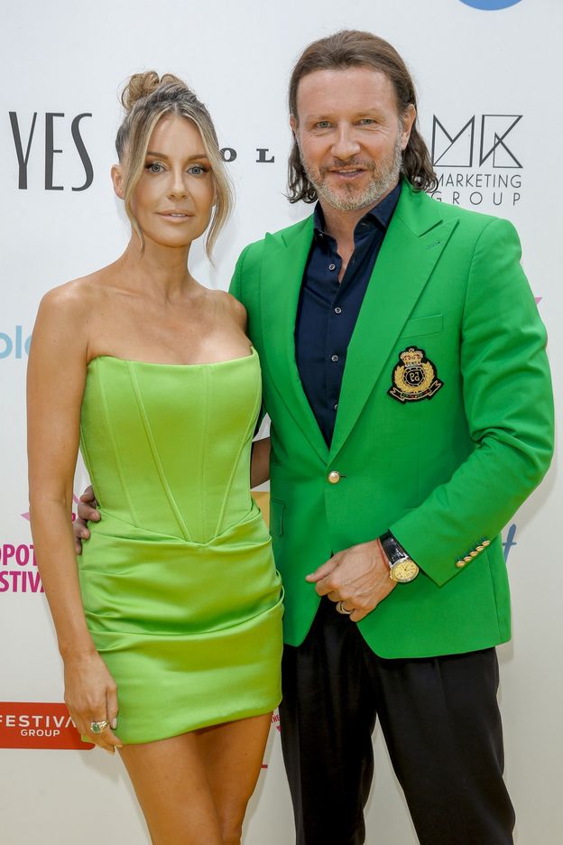 Radosław Majdan "śmieszkuje" z Małgorzaty Rozenek, która w podróż zabrała... ROWER. "Na lotnisku NIGDY nie jest nerwowo"