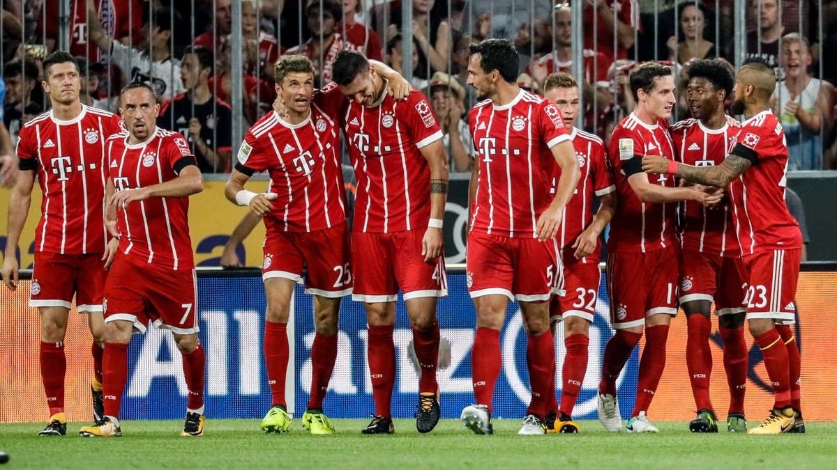 Zdjęcie okładkowe artykułu: PAP/EPA / RONALD WITTEK / Na zdjęciu: Piłkarze Bayernu Monachium