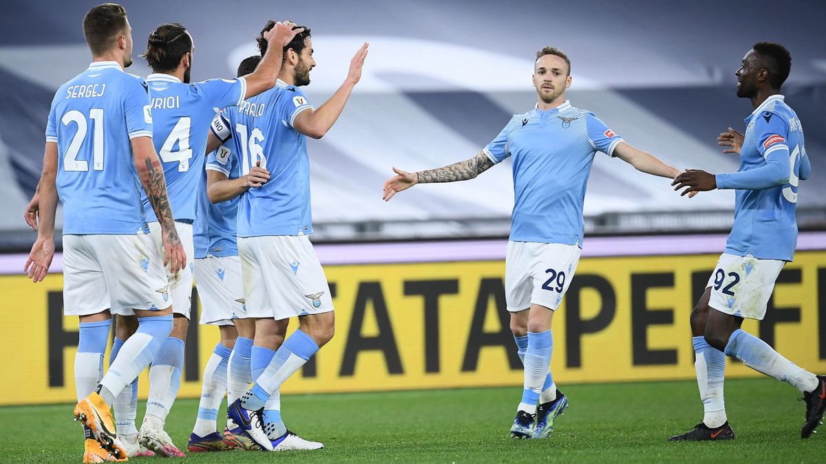 piłkarze Lazio Rzym cieszą się z bramki Marco Parolo (w środku)