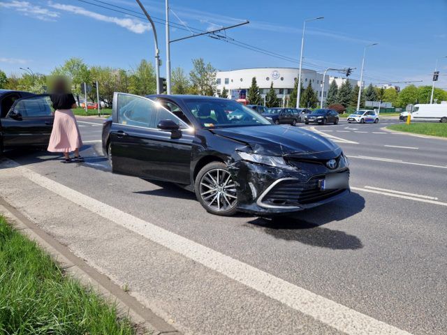 Zjeżdżała z ronda, nie zwróciła jednak uwagi na czerwone światło. Doprowadziła do zderzenia z mitsubishi (zdjęcia)