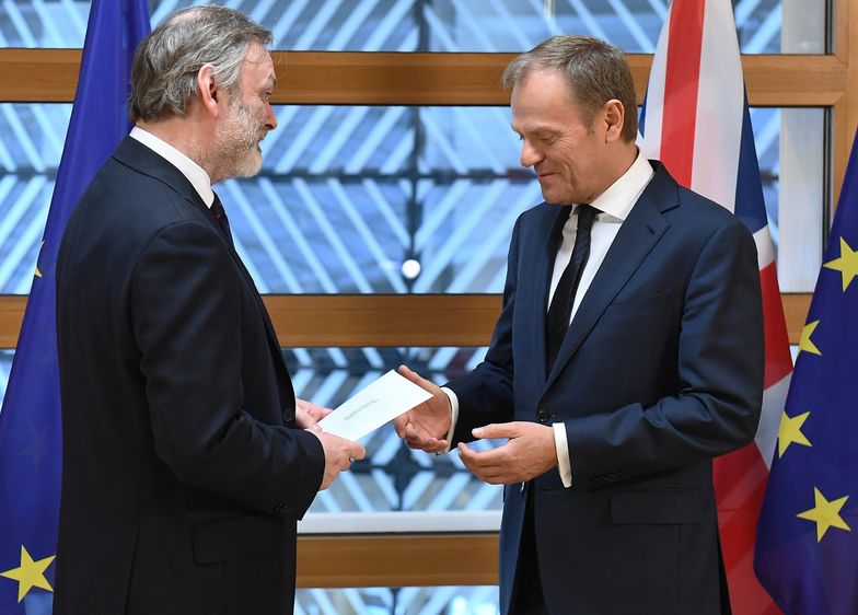 Ambasador Tim Barrow wręcza list Donaldowi Tuskowi.