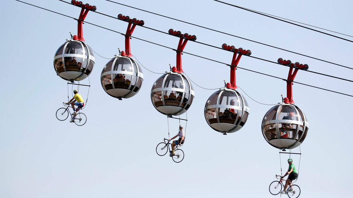 PAP/EPA / PAP/ EPA/SEBASTIEN NOGIER / Pomysłowość kibiców kolarskich nie ma granic.