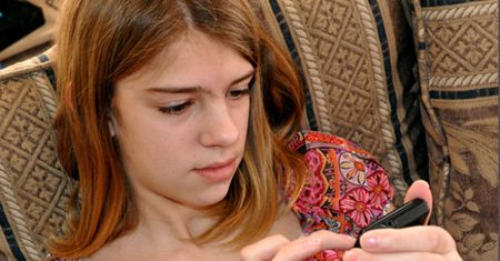 Do czego Polacy używają smartfonów? Przede wszystkim do SMS-owania [infografika]