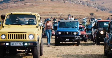 Dziwny rekord Guinnessa z udziałem Suzuki. 796 jimny zamrugało światłami