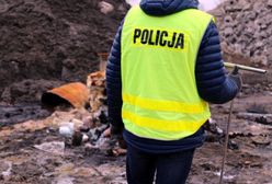 Nielegalne składowisko pod Wołominem. 56 beczek, 1000 pojemników i leki