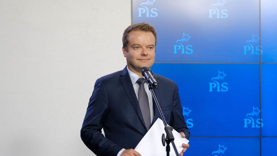 Rzecznik PiS Rafał Bochenek mówił o "gwarancjach bezpieczeństwa" w kontekście sektora bankowego 