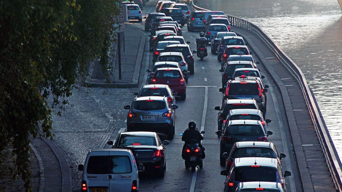 We Francji jazda jednośladem pomiędzy autami jest już niedozwolona.