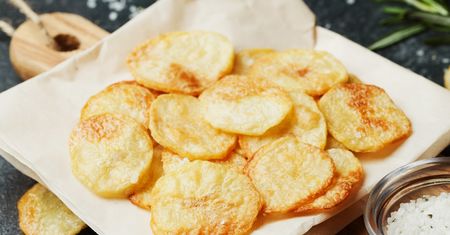 Kiedy dzieci proszą mnie o chipsy, sięgam po ten przepis. Są zdrowsze i chrupią aż miło