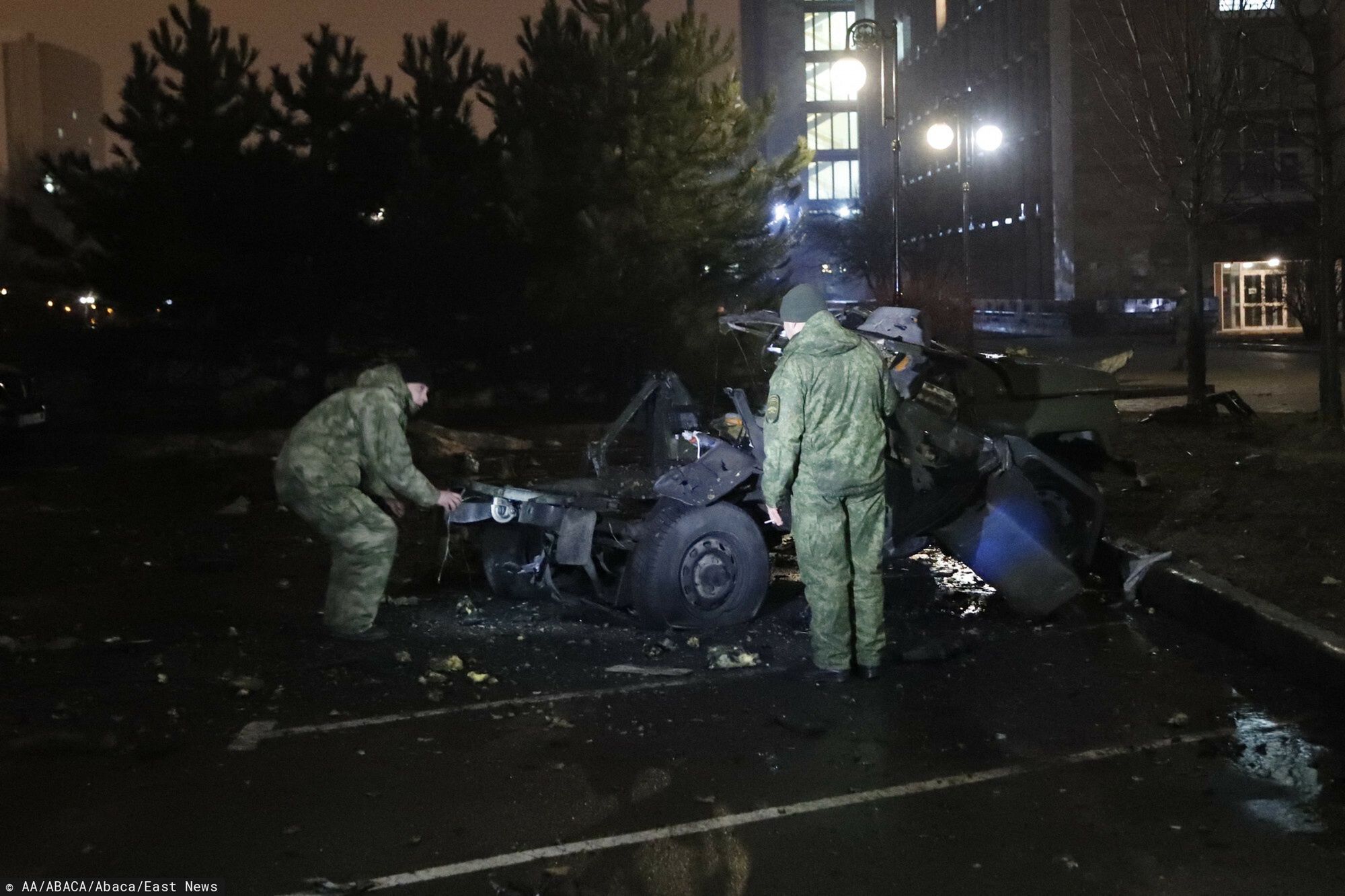 Eksplozja samochodu w centrum DonieckaDONETSK, UKRAINE - FEBRUARY 18: A view of the scene of the explosion of a car in the center of pro-Russian separatist-controlled city of Donetsk, Ukraine, February 18, 2022. Stringer / Anadolu Agency/ABACAPRESS.COMAA/ABACA