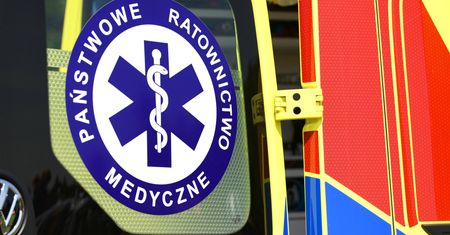 Poronin. Samochód wjechał w pociąg. Jedna osoba ranna