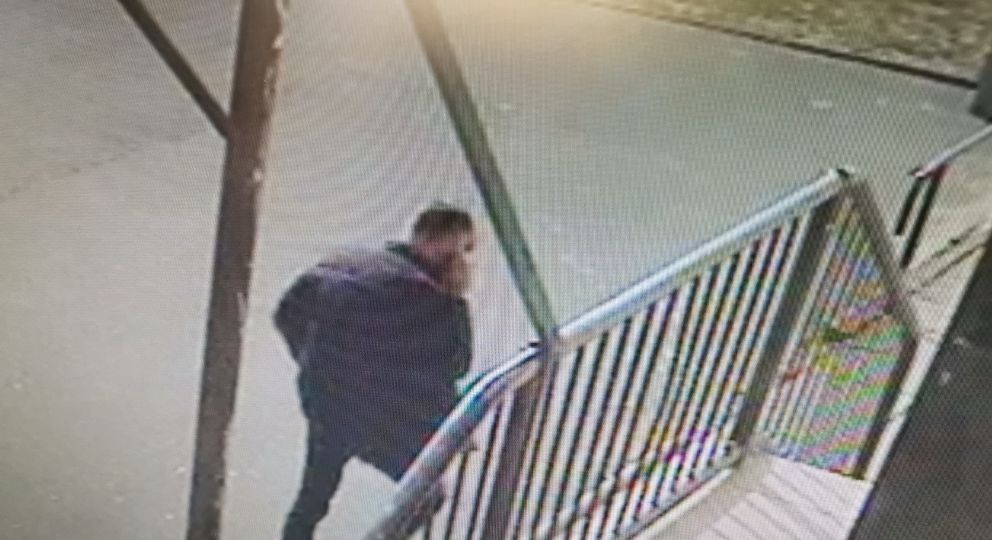 Atak pedofila przed szkołą. "Szarpnął 15-latkę za spódnicę"