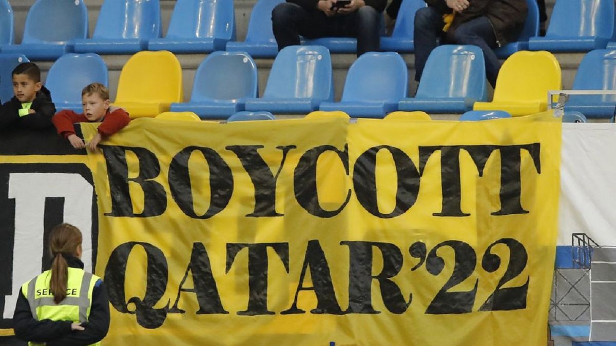 na meczach piłłki nożnej pojawiają sie banery nawołujące do bojkotu mundialu w Katarze