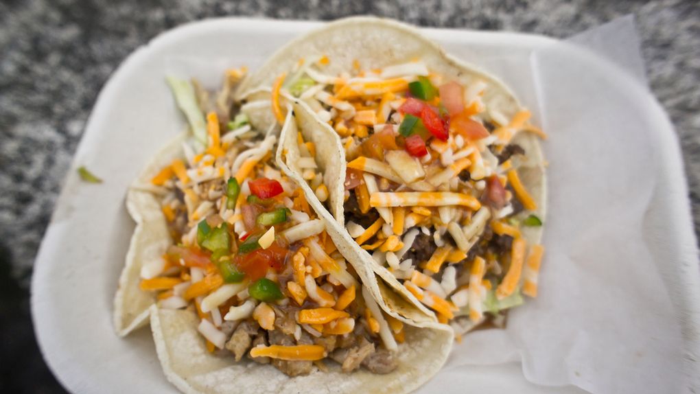 Taco z wołowiną, serem i sałatą (miękkie)