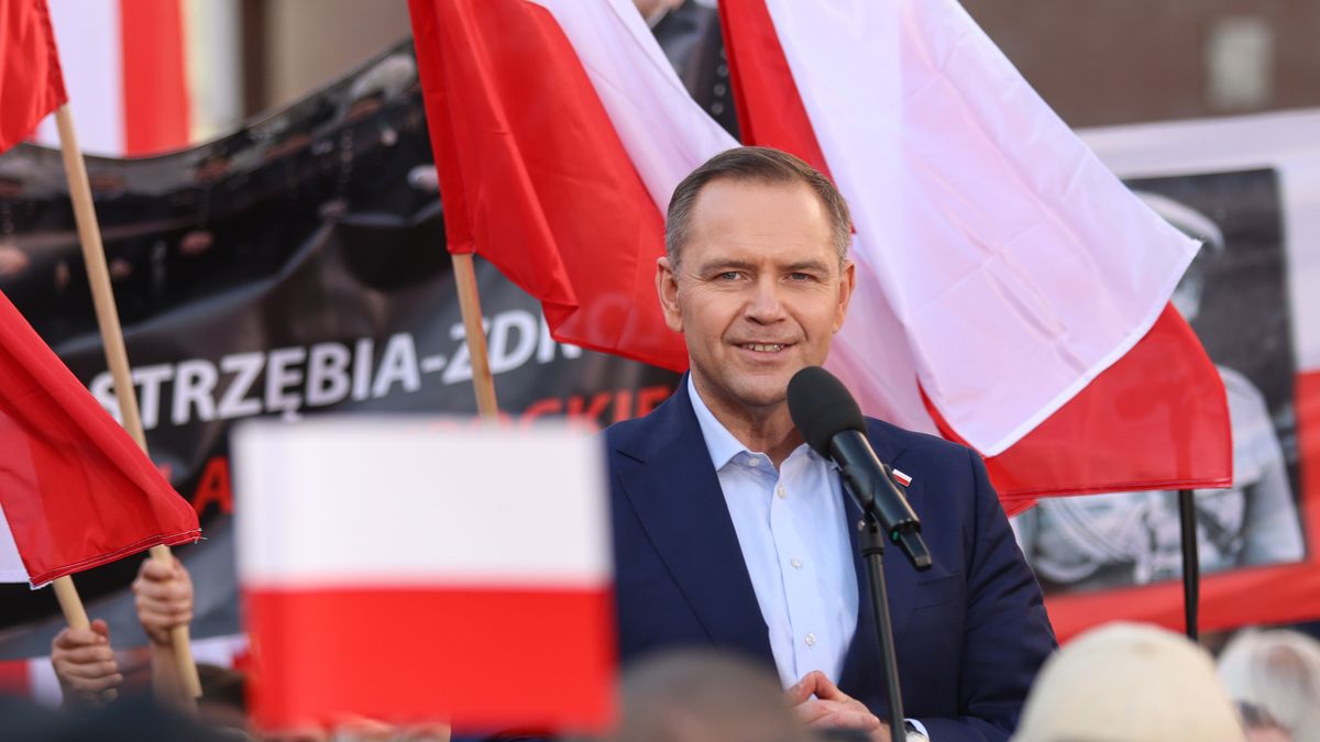 Zabrze, 13.05.2025. Wybory Prezydenta RP 2025 - kampania. Kandydat Komitetu Obywatelskiego w zbliżających się wyborach na fotel prezydenta RP, popierany przez Prawo i Sprawiedliwość prezes Instytutu Pamięci Narodowej Karol Nawrocki podczas spotkania z wyborcami w Zabrzu, 13 bm. (sko) PAP/Kasia Zaremba