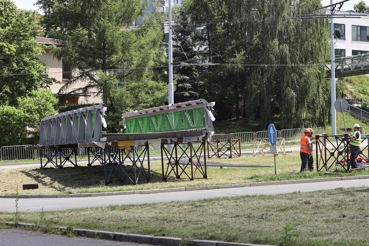 Montaż elementów kładki dla pieszych na ul. Filaretów