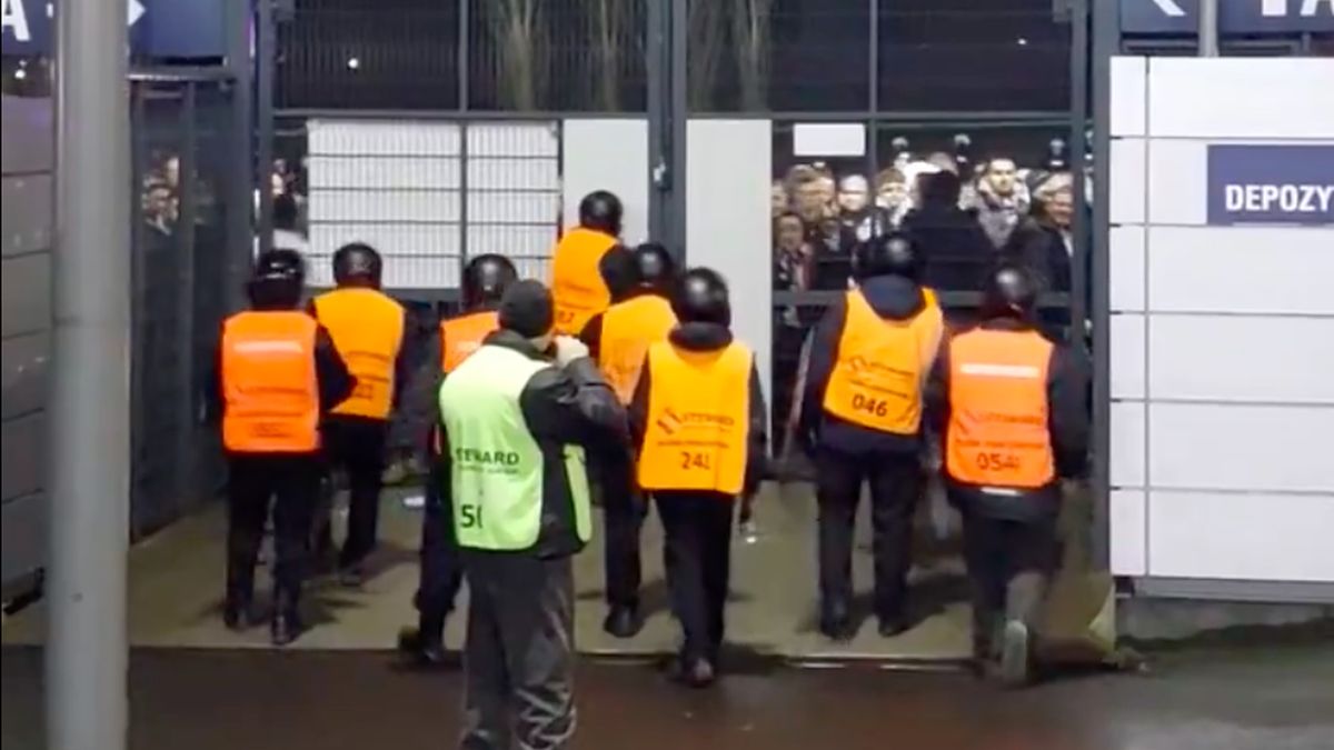 Twitter / Dominik Wardzichowski / Kibice Legii Warszawa przed stadionem w Chorzowie