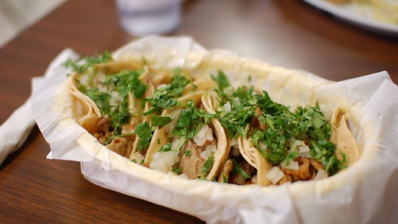 Taco z kurczakiem, serem i sałatą (miękkie)