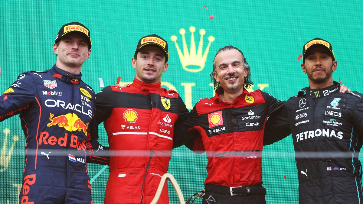 od lewej Max Verstappen, Charles Leclerc, Laurent Mekies i Lewis Hamilton