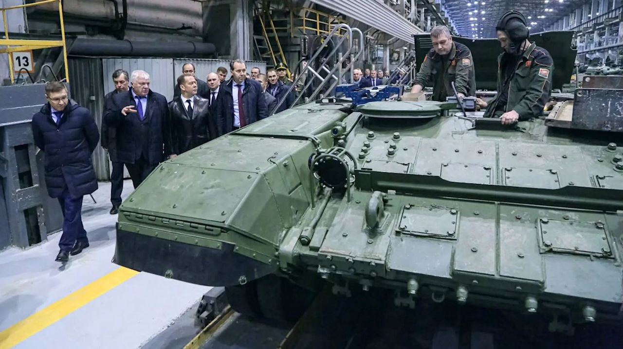Miedwiediew odwiedził fabrykę czołgów. Wymagał niemożliwego i groził