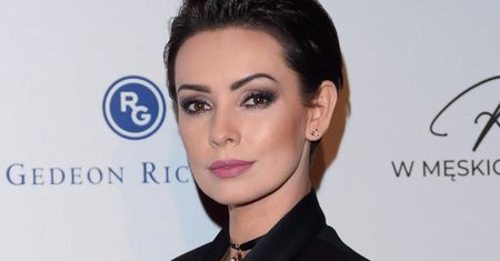 Dorota Gardias wygina się w sianie. Korzysta z życia