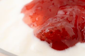 Wydaje się zdrową przekąską, ale to pułapka. Nawet 20 g cukru na porcję