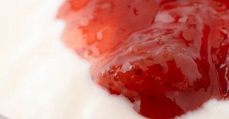 Wydaje się zdrową przekąską, ale to pułapka. Nawet 20 g cukru na porcję