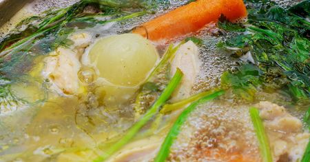 W ekskluzywnych restauracjach dodają do rosołu tę przyprawę. Niesamowicie wzbogaca smak zupy