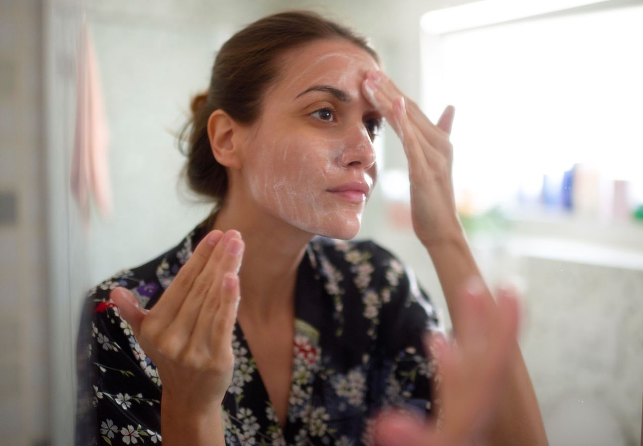 Sprawdź, czy poprawnie myjesz twarz. Chodzi o jeden ważny szczegół