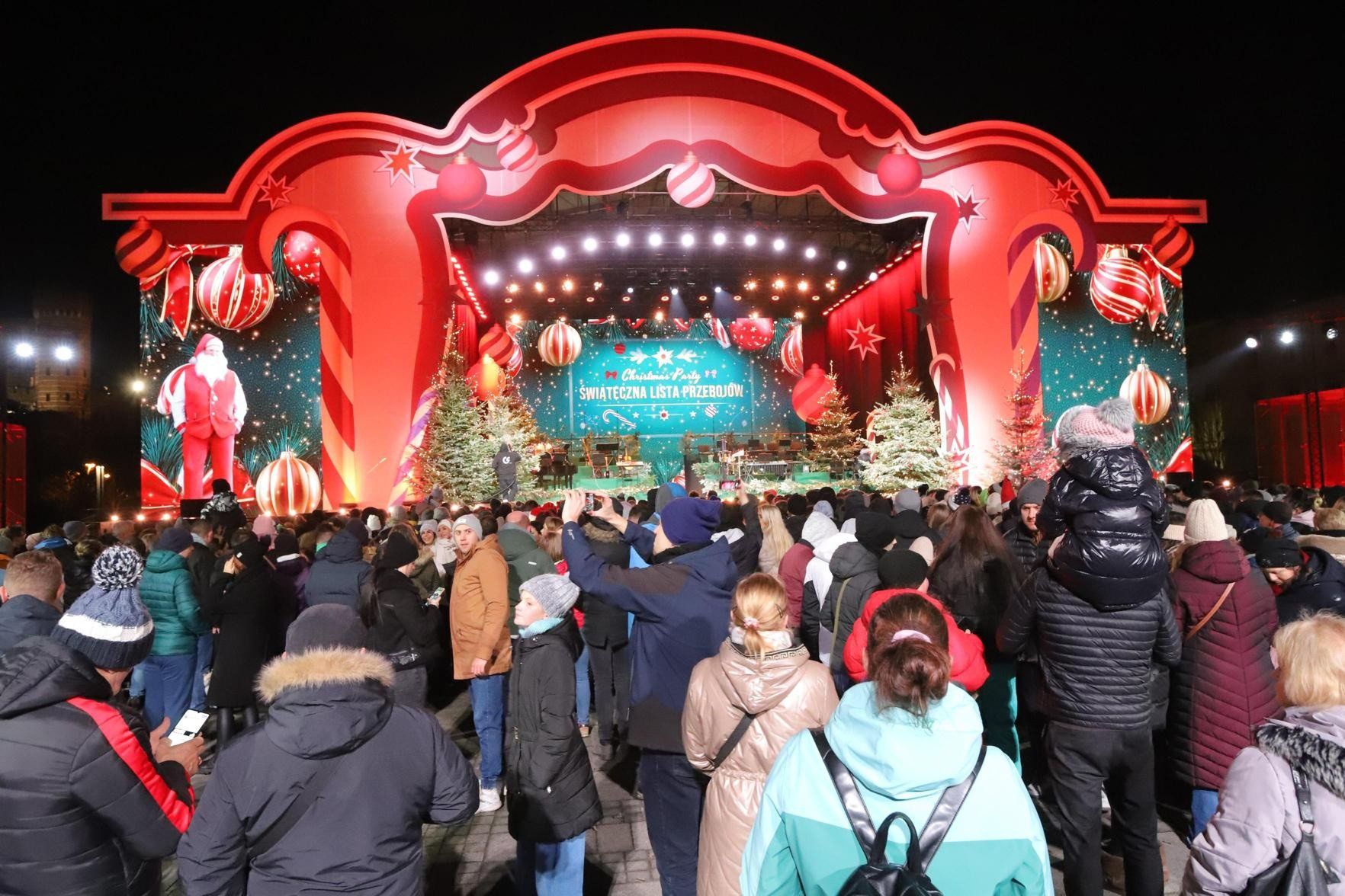 Tłum na placu Wolności. Koncert będzie transmitowany na żywo przez Polsat