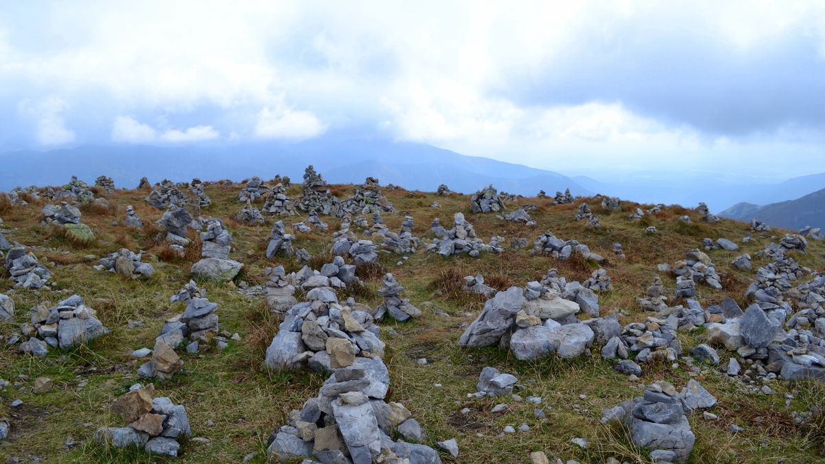 Stosy kamieni na Czerwonych Wierchach w Tatrach
