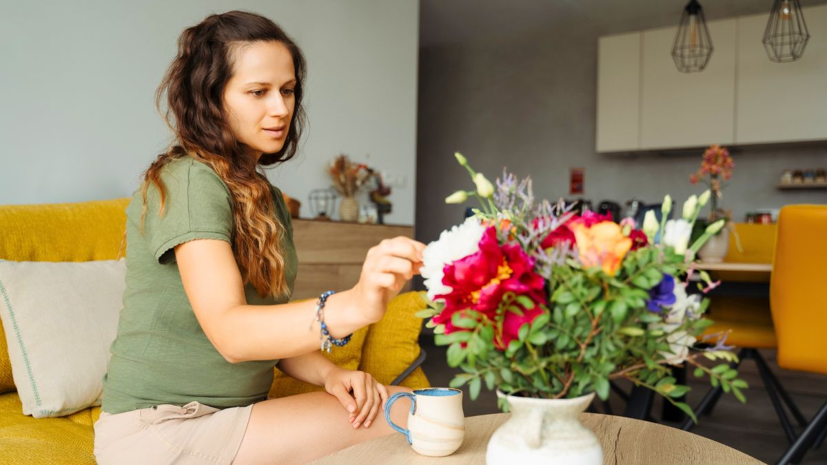 Kwiaty walentynkowe stoją w wazonie do Dnia Kobiet 